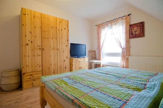 Schlafzimmer mit Doppelbett im OG