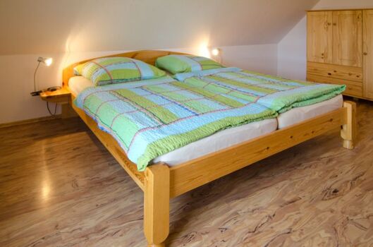 2tes Schlafzimmer mit Doppelbett im OG