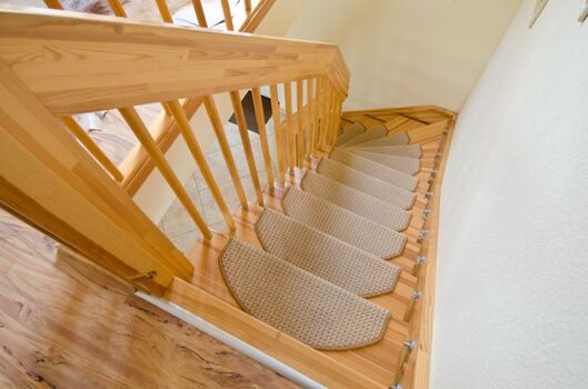 offene Holztreppe mit Teppichstufen