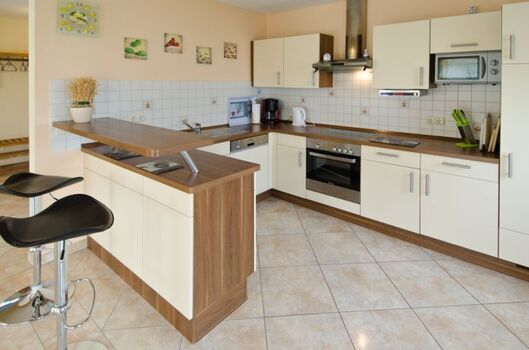 offene, komplett ausgestattete Küche