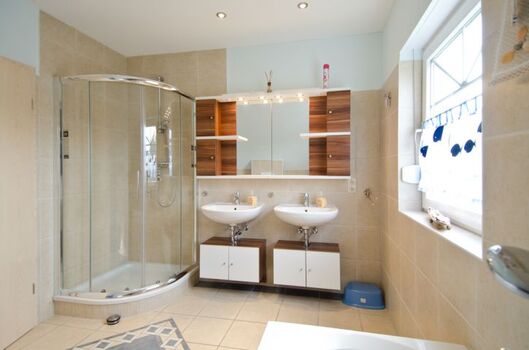 Vollbad mit Dusche und Badewanne im OG