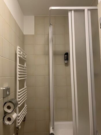 Bad mit Dusche, Duschseife, Handseife, Toilettenpapier