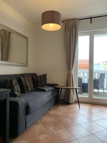 Blick in das Wohnzimmer mit Couch