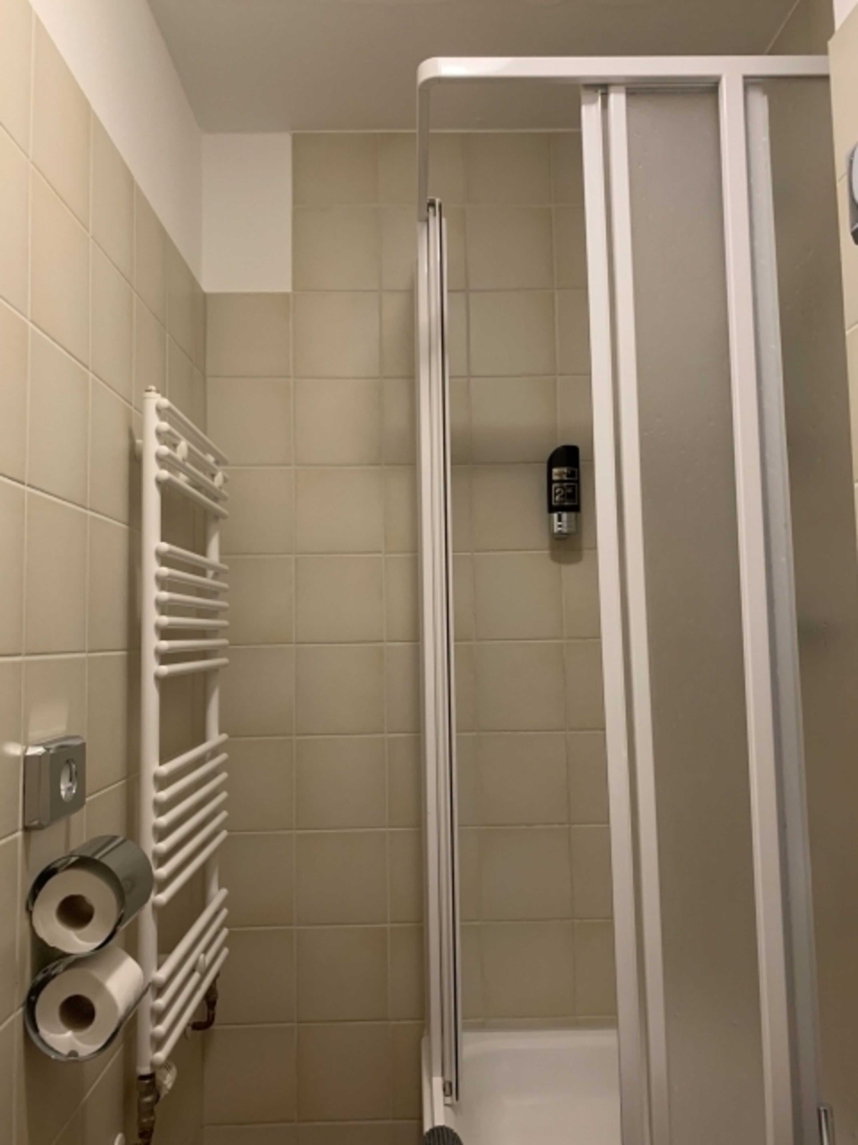 Bad mit Dusche, Duschseife, Handseife, Toilettenpapier