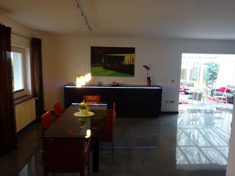 Essbereich mit Blick Richtung Wintergarten