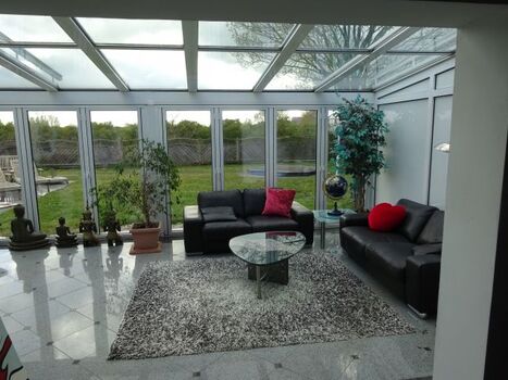 Wintergarten mit Blick in den Garten