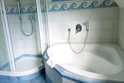 Bad mit DU/Badewanne