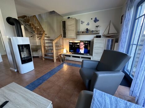 Blick auf Treppe, Kamin, TV