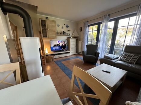 Blick in WZ mit 50 Zoll-Magenta-TV