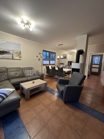 Blick: Sofa, Kamin und Esstisch 