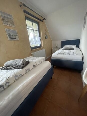 kleines SZ mit 2 x Bett 200x100