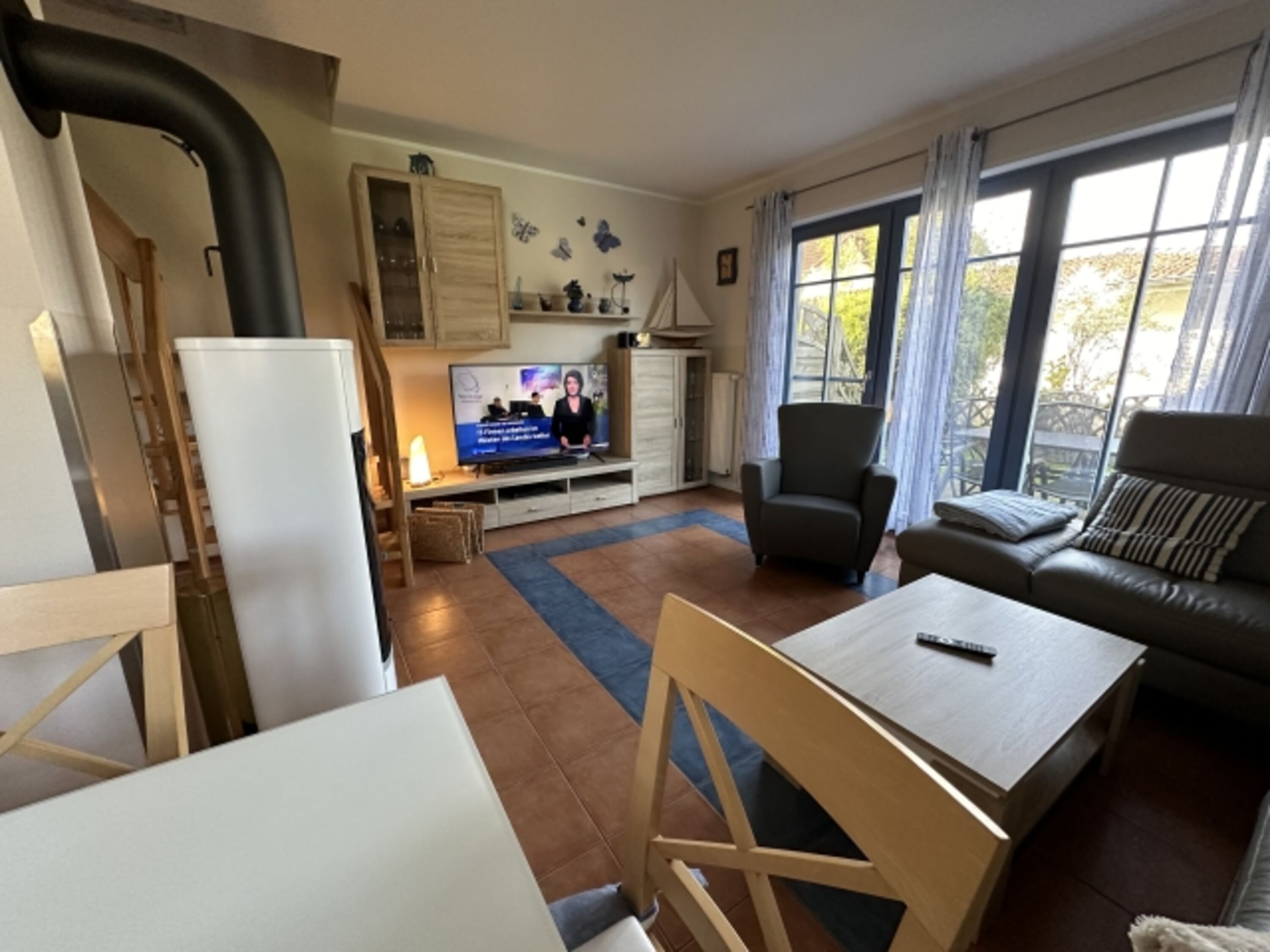 Blick in WZ mit 50 Zoll-Magenta-TV