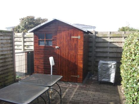 hintere Terrasse mit Gartenhaus