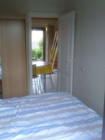 Unteres Schlafzimmer mit Doppelbett