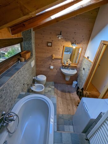 Badezimmer mit Wanne/ WC/ WB im OG