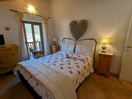 Schlafzimmer mit Doppelbett