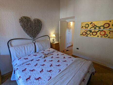 Schlafzimmer mit Doppelbett