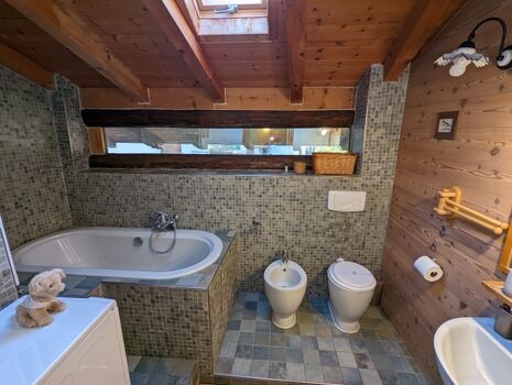 schickes Badezimmer im OG