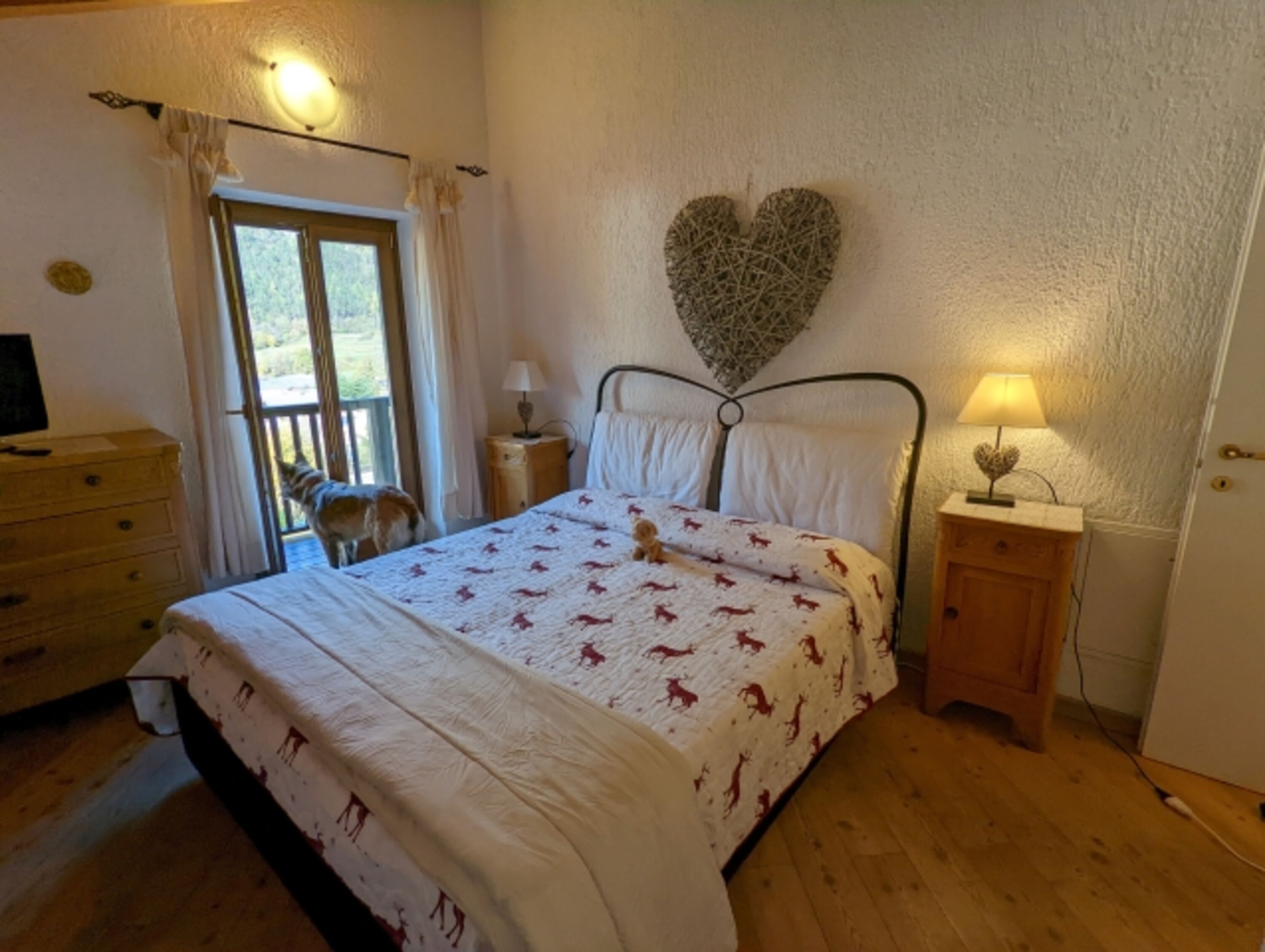 Schlafzimmer mit Doppelbett