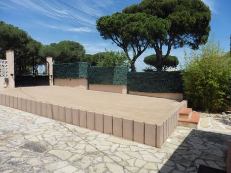 Stellplatz auf dem 1.000 qm Grundstück für 2 Autos