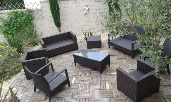 Terrasse mit Lounge Möbeln und Blick zum Pool