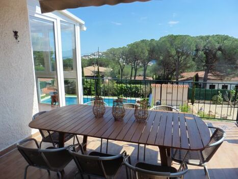 Balkon mit Blick aufs Meer und Treppe in den Garten