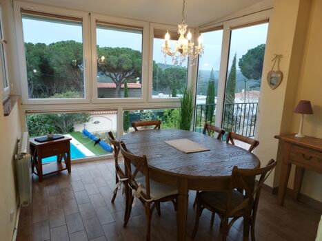 Esszimmer mit Zugang zum Balkon