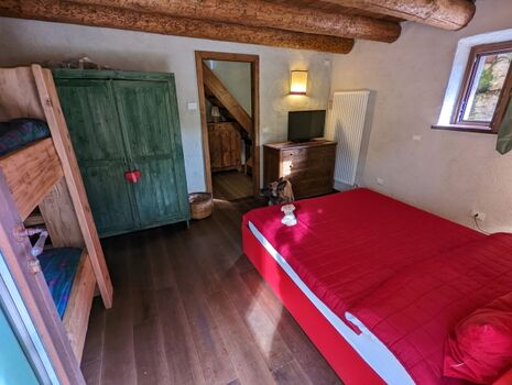 Schlafzimmer mit Doppelbett und Stockbett im UG