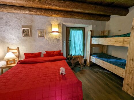 Schlafzimmer im UG mit sep. Eingang und Badezimmer