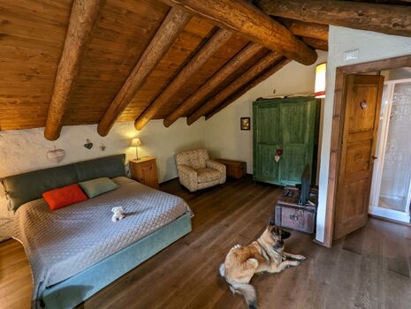 großes Schlafzimmer mit Badezimmer im OG