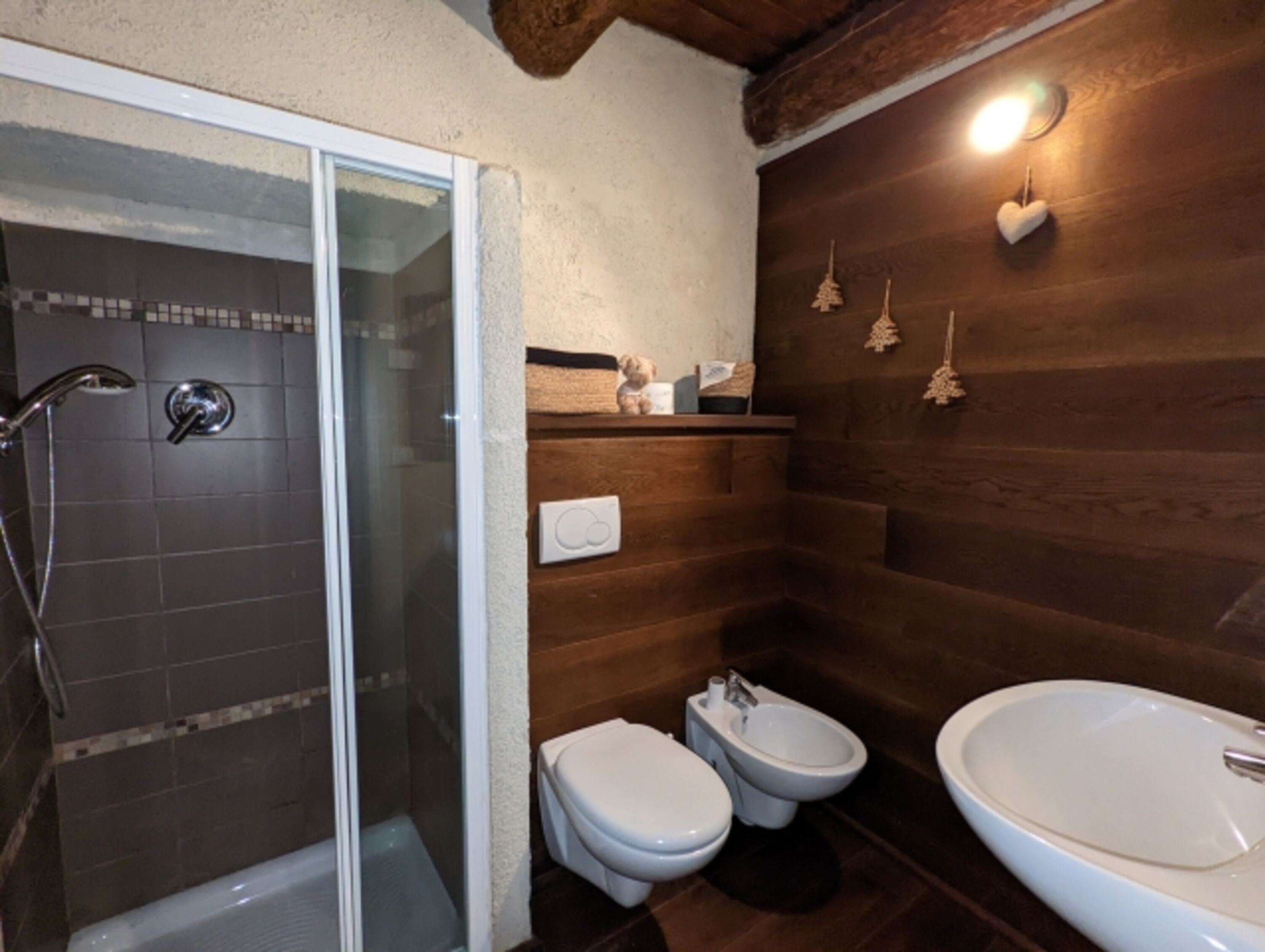 das Badezimmer im UG