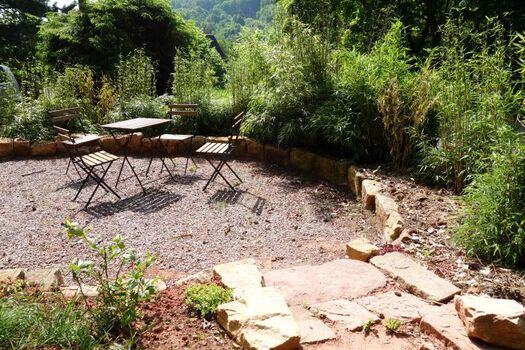 Die Terasse im unteren Teil des Gartens