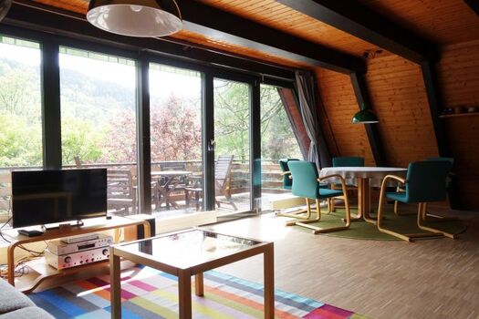 Blick auf den Balkon und der Essbereich