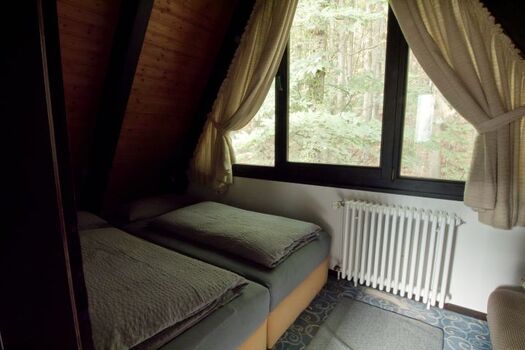 Das hintere Schlafzimmer mit Blick auf den Wald