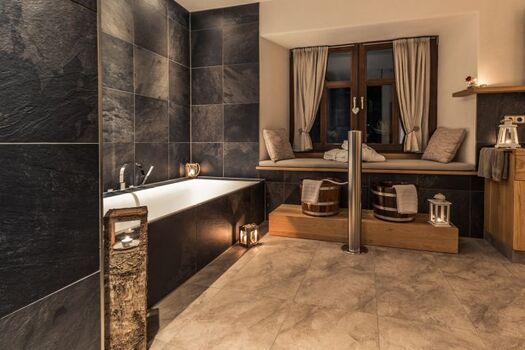 Blick aus der großen, begehbaren Dusche