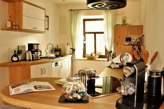 Gemeinsames, entspanntes Kochen. Küche vom Schreiner.