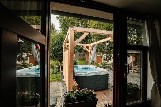 Toller Blick vom PrivateSpa hinaus zum Whirlpool