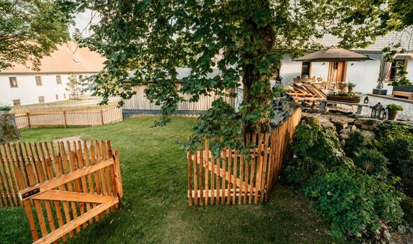Terrasse mit Zugang zur umzäunten Wiese