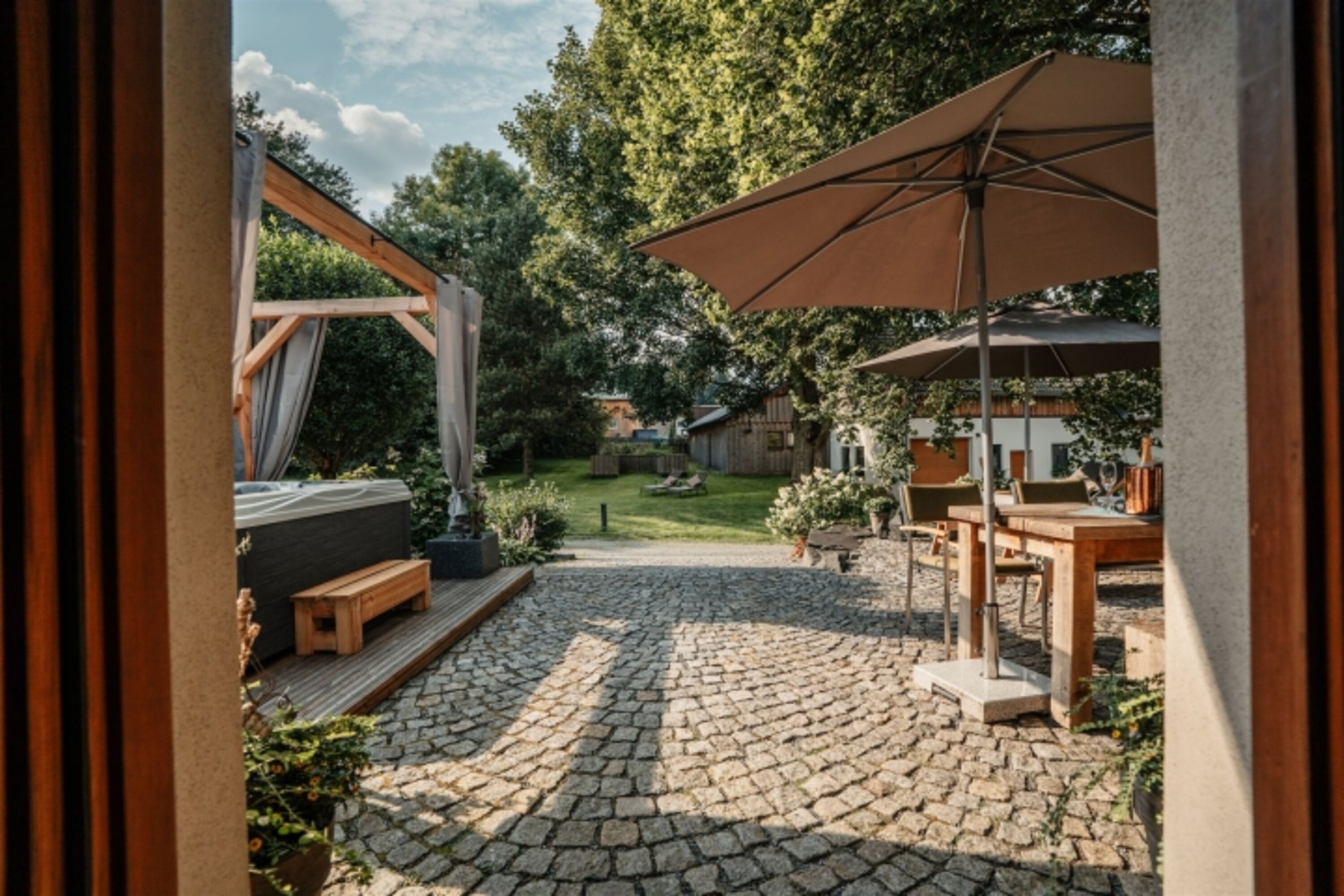 Haustürblick auf die eigene Terrasse