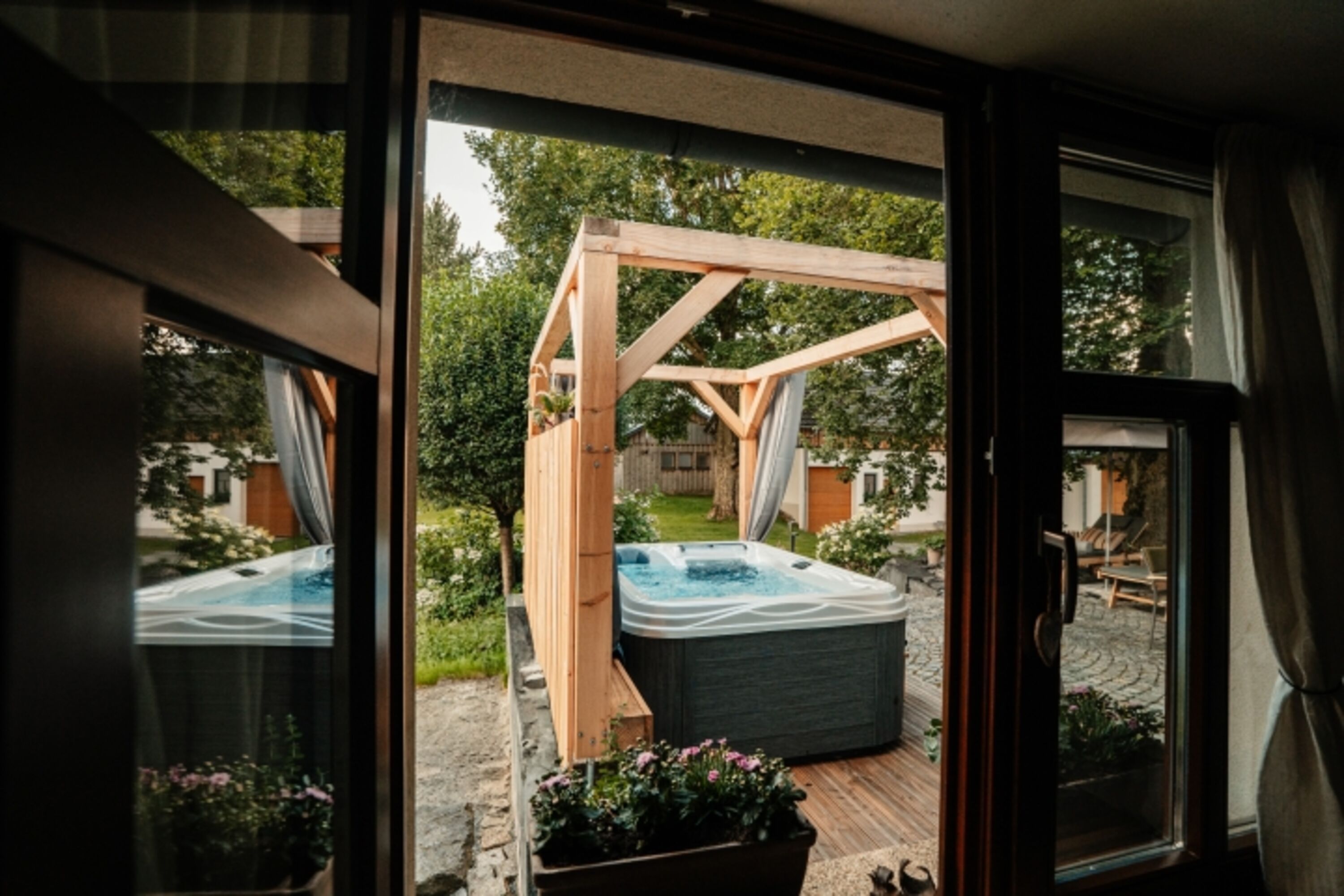 Toller Blick vom PrivateSpa hinaus zum Whirlpool