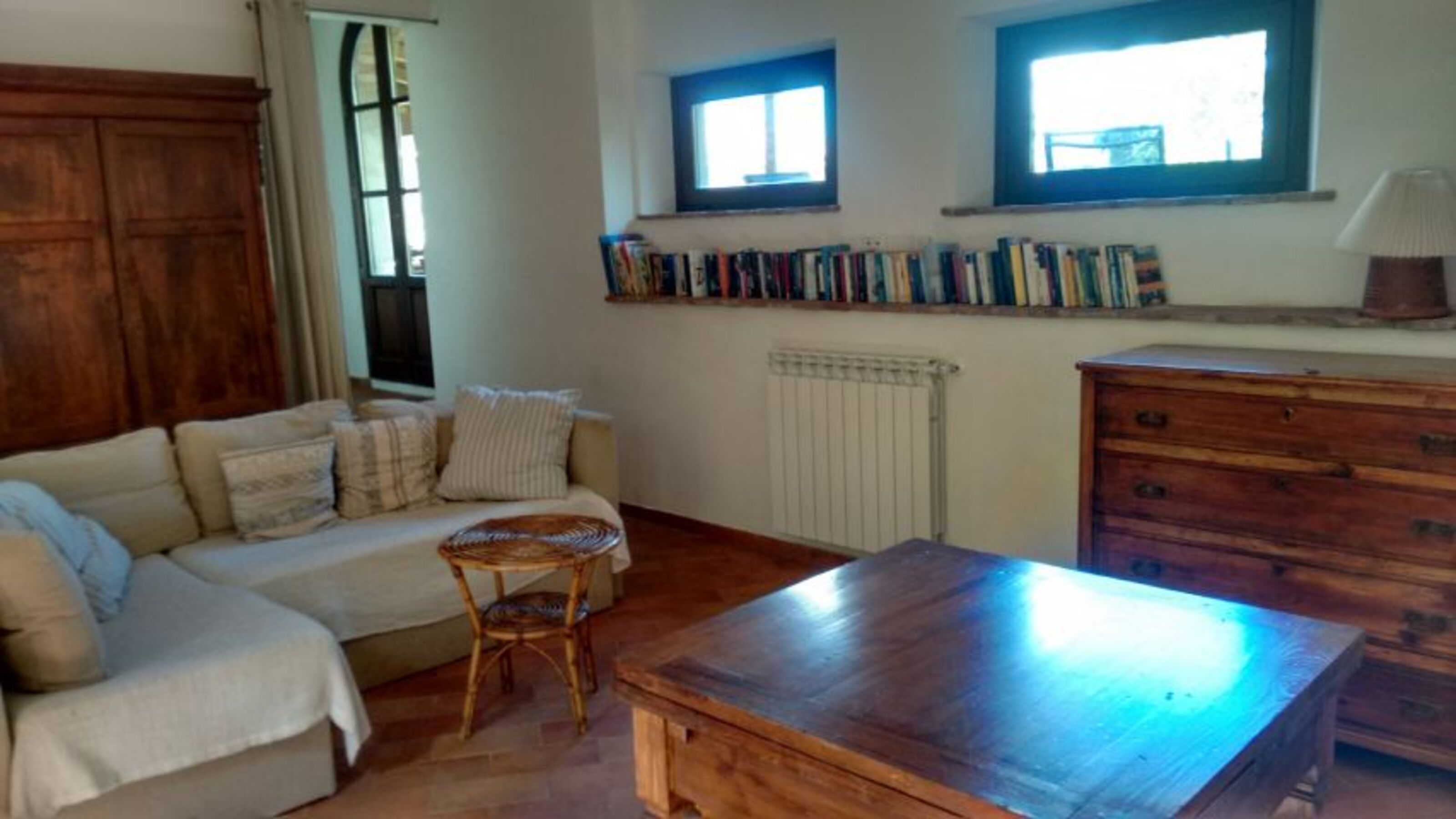 Wohnzimmer mit Hausbibliothek