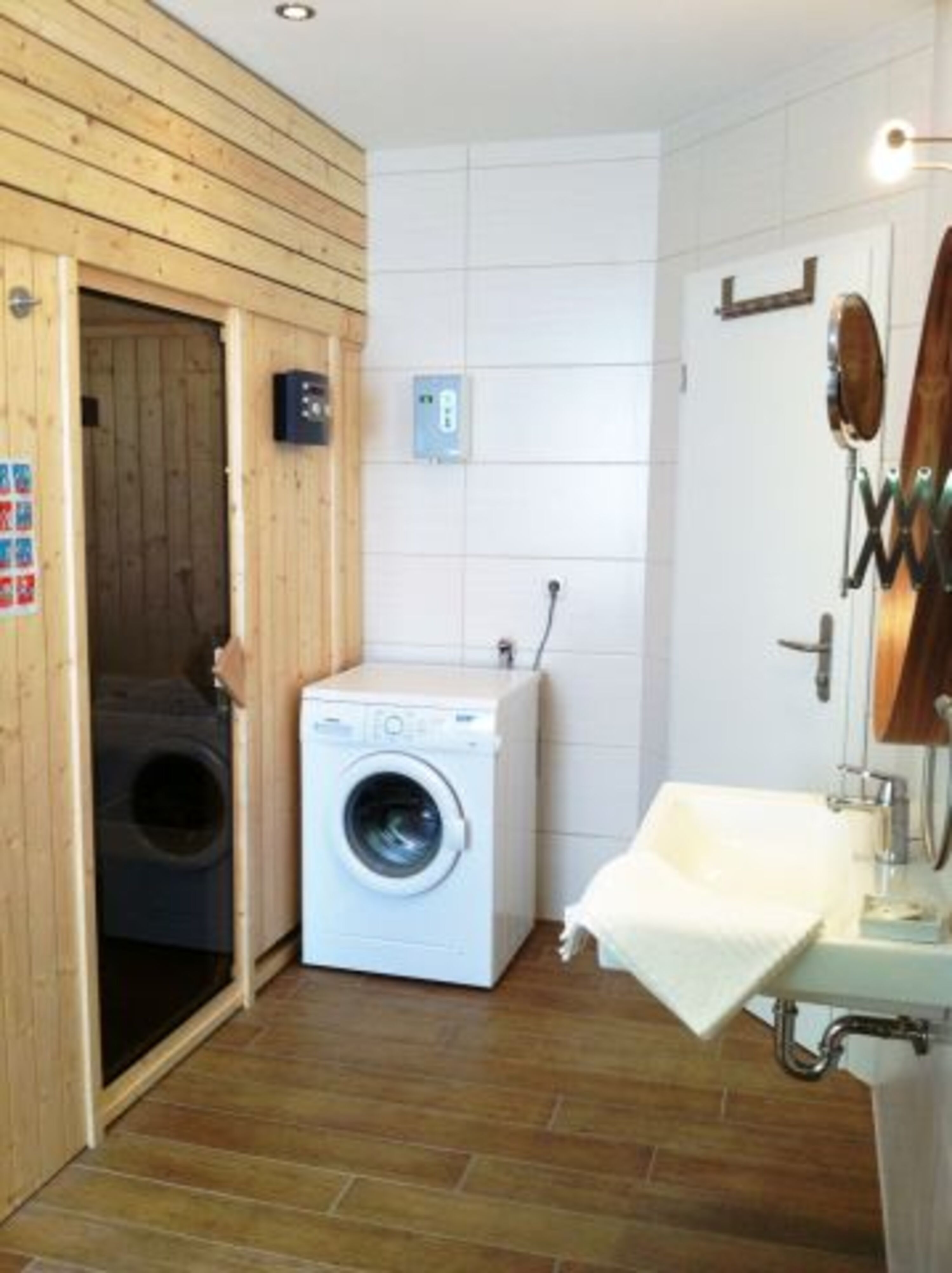 Bad mit Sauna und Waschmaschine