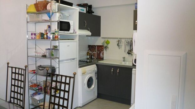 Komplett ausgestatteter Küchenbereich  