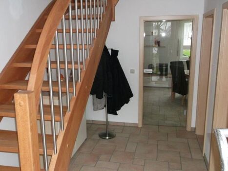 Flur mit Treppe ins OG