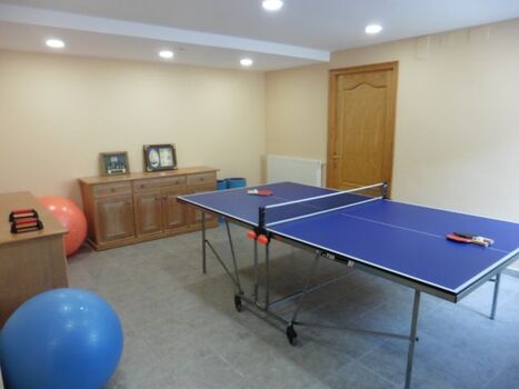 Freizeitraum mit Tischtennisplatte, ....