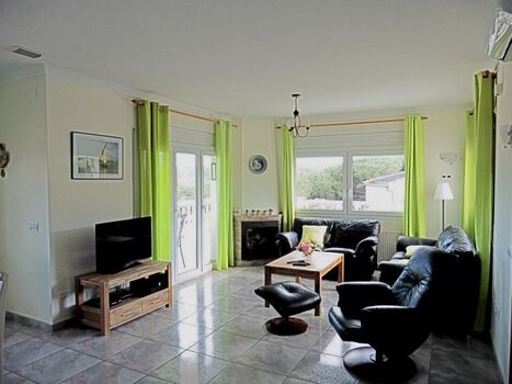 Wohnzimmer mit Ausgang zum Balkon