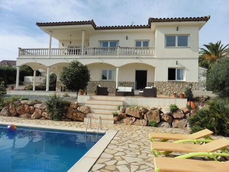 Haus GIRASOL mit Liegen am Pool