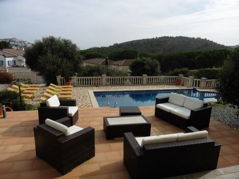 Loungemöbel beim Pool