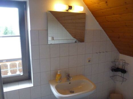 Badezimmer mit Fenster