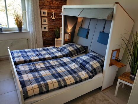 Schlafzimmer mit Schlafstrandkorb